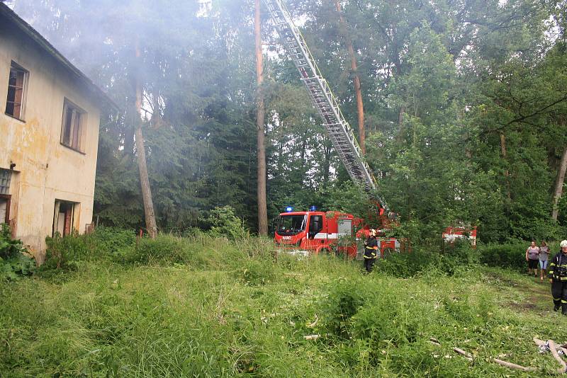 Požár v Měcholupech, který mají na svědomí děti.