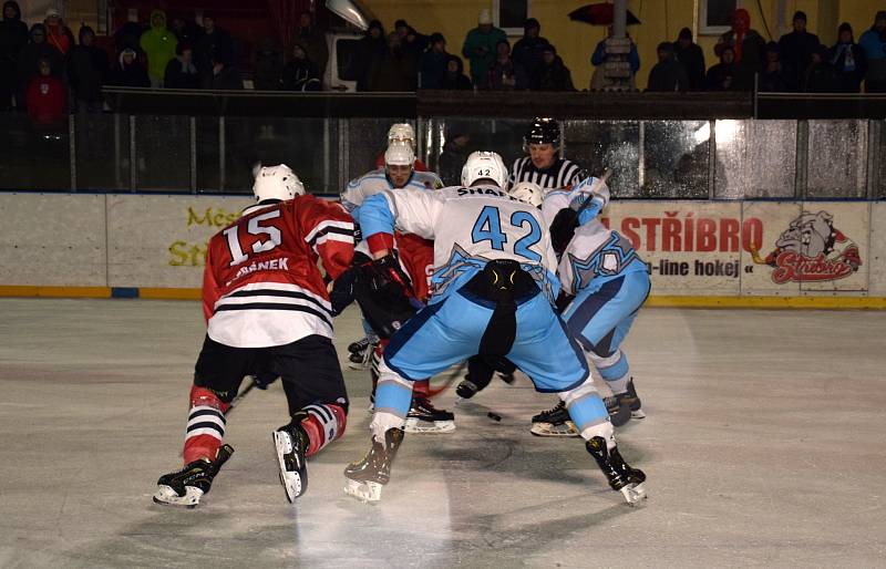 2. liga, skupina západ (nadstavba B, 6. kolo - Winter Classic): SHC Klatovy (hokejisté v červených dresech) vs. HC Stadion Cheb.