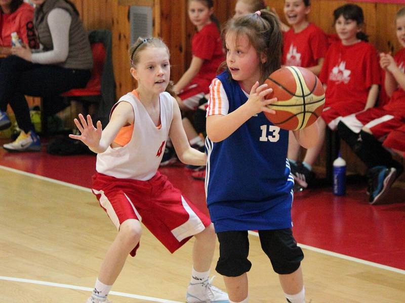 Nejmladší minižákyně U11 - kvalifikace o národní finále: BK Klatovy (bílé dresy) - BK Lokomotiva Karlovy Vary 58:14