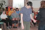 Domov pro osoby se zdravotním postižením v Bystřici navštívili cvičitelé z Pomocných tlapek.