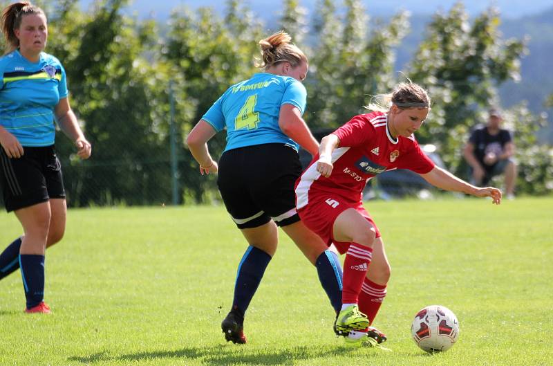 Na podzim fotbalistky SK Klatovy 1898 (červené dresy) porazily Borovany (modré dresy) 7:2. A uspěly i v nedělní odvetě, tentokrát 9:1.