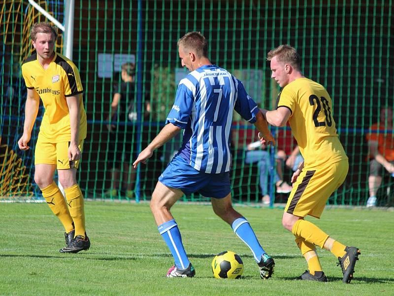 Přátelský fotbalový zápas: SK Bolešiny (žluté dresy) - HC Škoda Plzeň 0:7