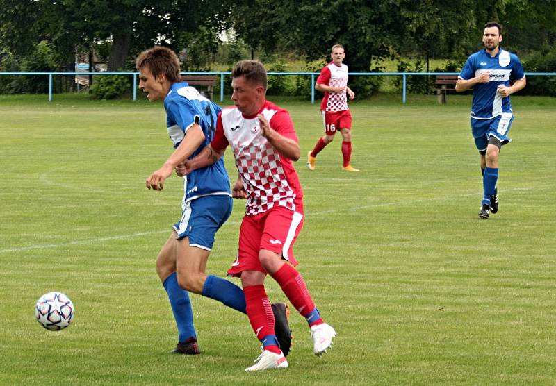 Strážovští (fotbalisté v modrých dresech) podlehli Mrákovu.