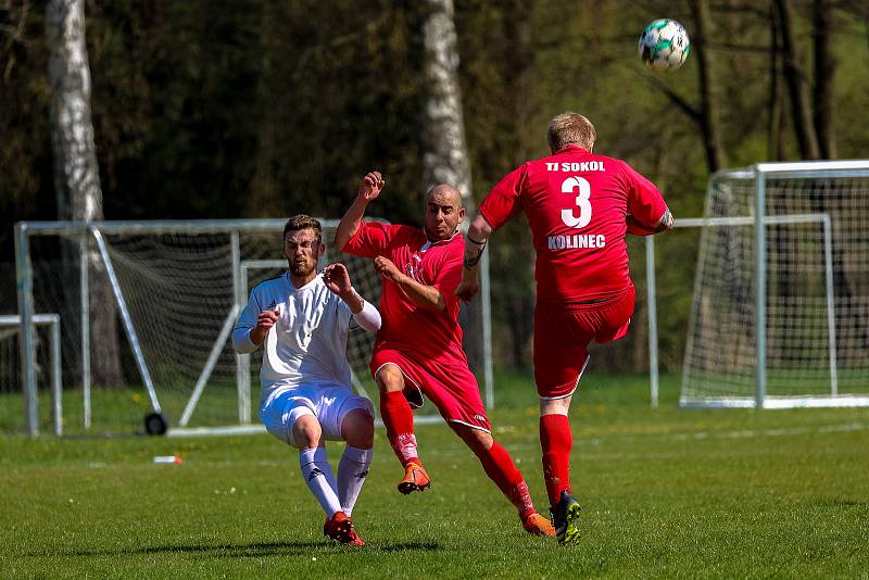 Fotbalisté TJ Žichovice (na archivním snímku hráči v bílých dresech) podlehli ve 24. kole III. okresní třídy TJ Sokol Běšiny 0:2.