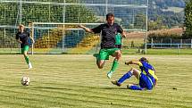 Fotbalisté SK Kovodružstvo Strážov B (na archivním snímku hráči v tmavých dresech) zvítězili 5:0. Tři body slaví také borci z Neznašov (modří).