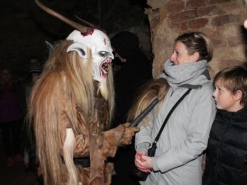 Krampusáci ve sklepení zámku v Chudenicích.