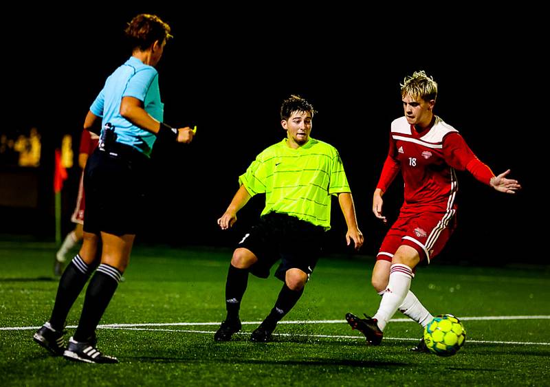 Fotbalisté TJ Start Luby (na archivním snímku hráči ve žlutých dresech) prohráli s rezervou Petřína 0:3. Ta rozhodla po pauze a slaví postup do krajského přeboru.