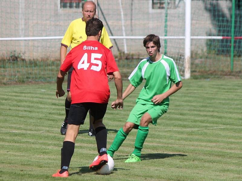 Luby (v červeném) zvítězily v krajské soutěži dorostu nad Hradešicemi 5:3