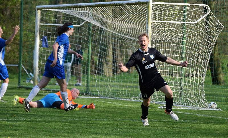 Fotbalisté TJ Měcholupy (na archivním snímku hráči v černých dresech) porazili ve 2. kola Poháru PKFS Baník Stříbro 4:0 a slaví postup do další fáze soutěže.