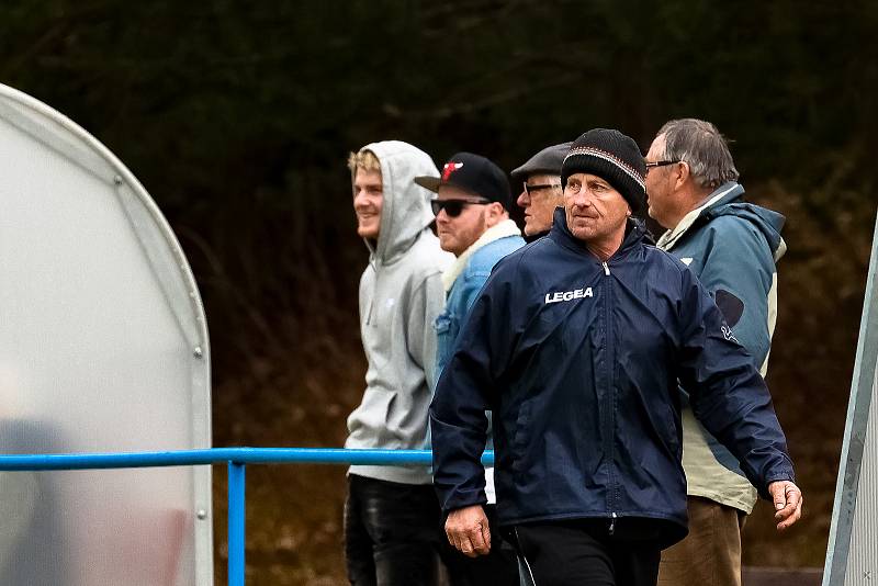 Okresní přebor (15. kolo): Tatran Dlouhá Ves (na snímku fotbalisté v oranžových dresech) - TJ Sokol Hradešice (černožlutí) 3:0.