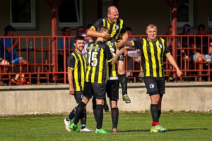 Fotbalisté TJ Sokol Hradešice (na archivním hráči v černožlutých snímku) vyhráli utkání úvodního jarního kola okresního přeboru na hřišti TJ Sušice B jasně 3:0.