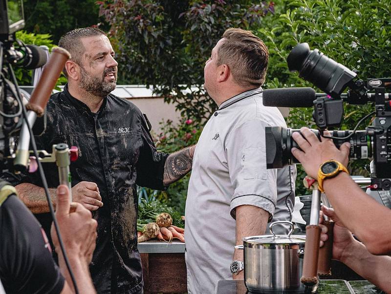 Jan Punčochář a Radek Kašpárek při natáčení reality show Souboj na talíři v Angusfarmě.