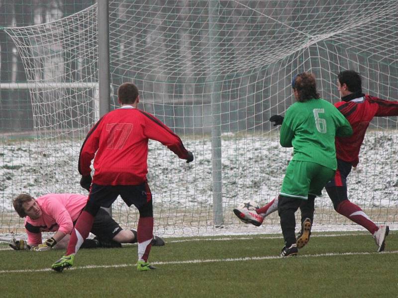 Zimní turnaj v Sušici: Mochtín (v červeném) - Strážov 3:0.