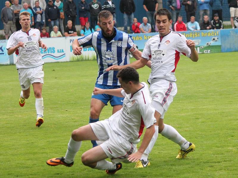 Fotbalisté SK Klatovy 1898 (v bílých dresech) prohráli doma ve II. kole poháru FAČR s Dobrovicemi 0:5.