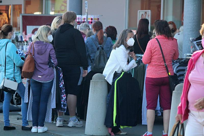 Obchody a centrum města po pondělním rozvolnění v Klatovech.