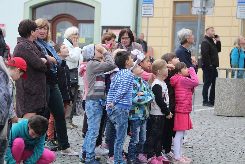 Návrat sochy Panny Marie Neposkvrněné na kostel v Klatovech.