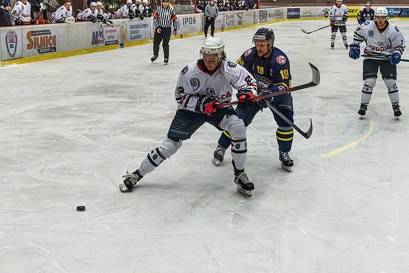 18. kolo západní konference 2. ligy: SHC Klatovy (na snímku hokejisté v bílých dresech) - HC Slovan Ústí nad Labem 0:2.