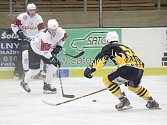 Hokejisté SHC Klatovy (bílé dresy) podlehli v přípravném zápase na sezonu 2017/2018 doma Sokolovu 2:4.