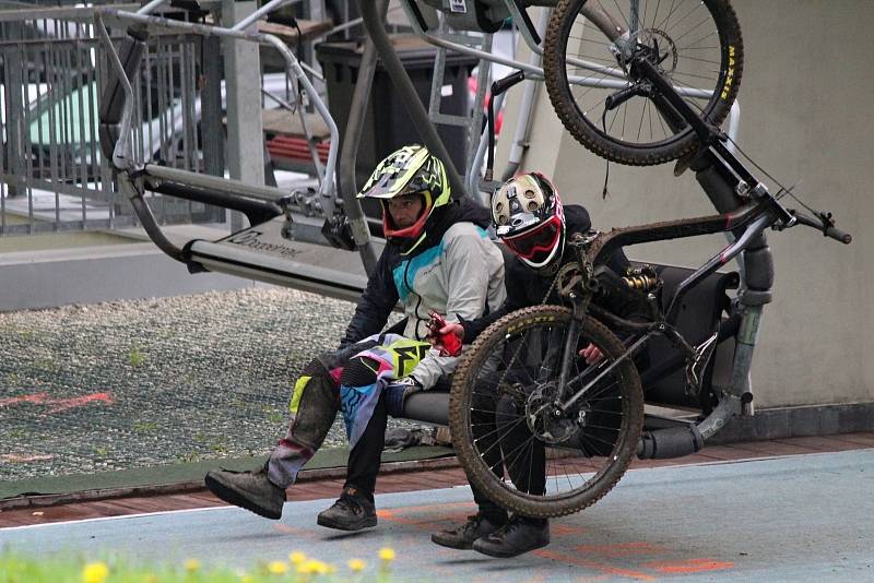 Zahájení sezony v bikeparku na Špičáku.