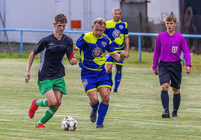 Fotbalisté SK Kovodružstvo Strážov B (na archivním snímku hráči v tmavých dresech) zvítězili 5:0. Tři body slaví také borci z Neznašov (modří).