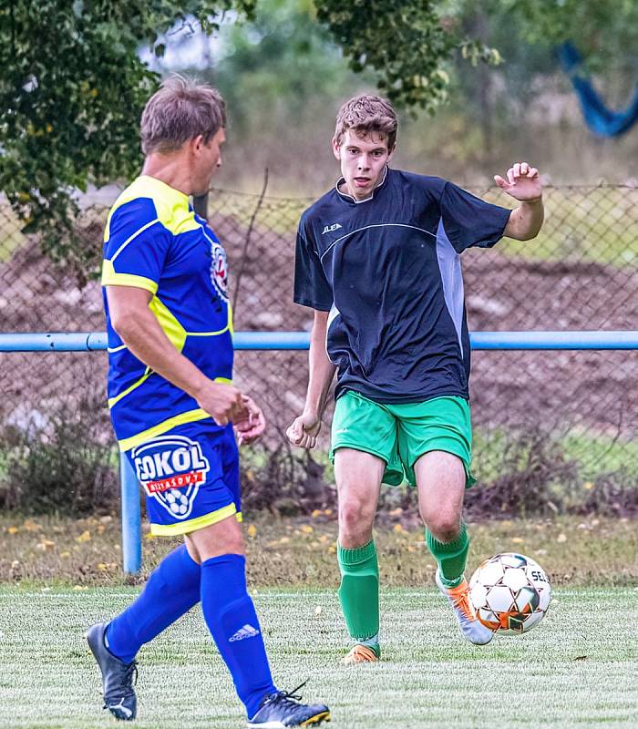 Fotbalisté SK Kovodružstvo Strážov B (na archivním snímku hráči v tmavých dresech) zvítězili 5:0. Tři body slaví také borci z Neznašov (modří).