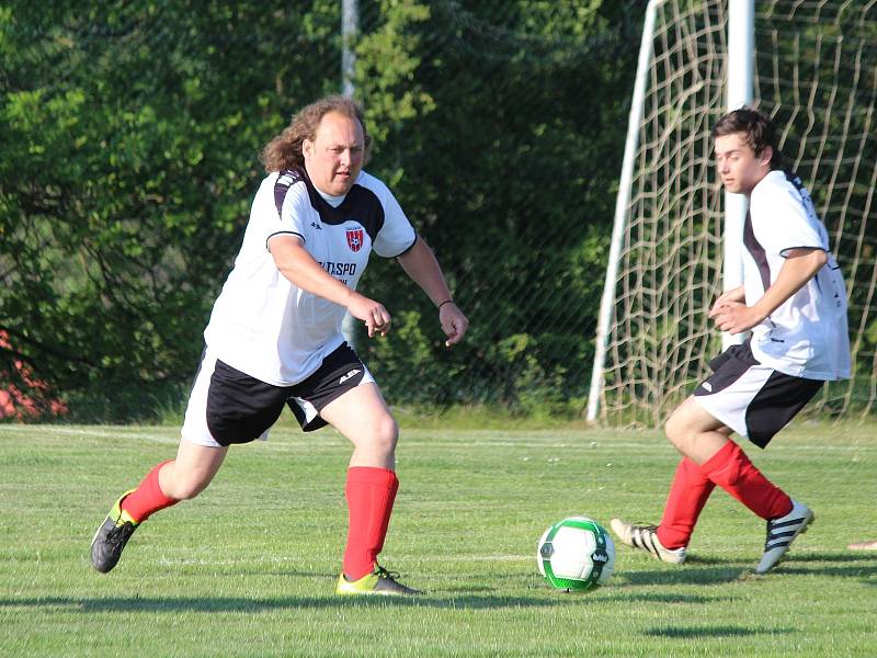 Z archivu Deníku: Fotbalistům Zavlekova (na snímku hráči v bílých dresech) se o víkendu nedařilo, na domácím hřišti podlehli Kvaseticím vysoko 0:7.