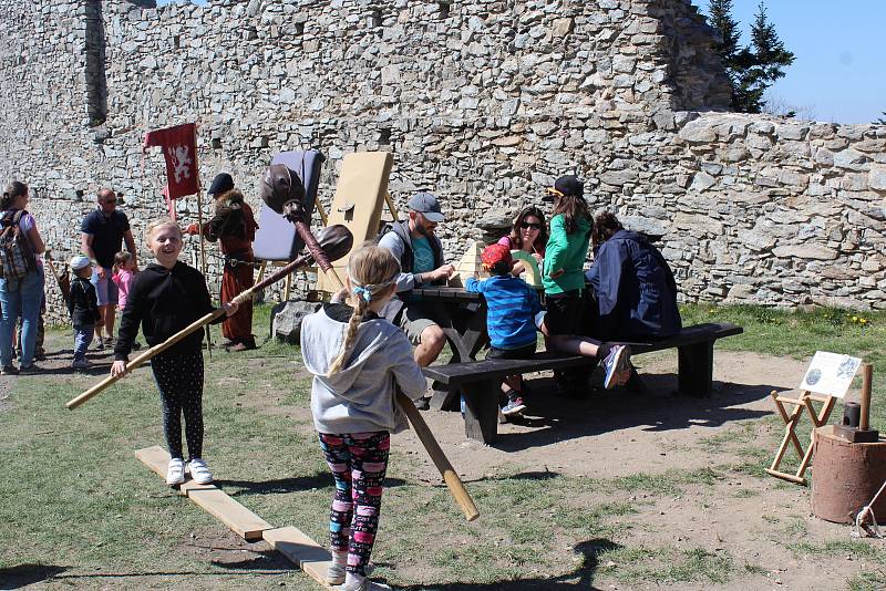 Slunečné počasí přilákalo o velikonočním víkendu na hrad Kašperk velké množství návštěvníků.