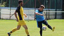 Fotbalisté Malého Boru (na archivním snímku hráči v modrých dresech) deklasovali na domácí půdě rezervu TJ Start Luby 6:2. Čtyři branky vstřelil Michael Forman.