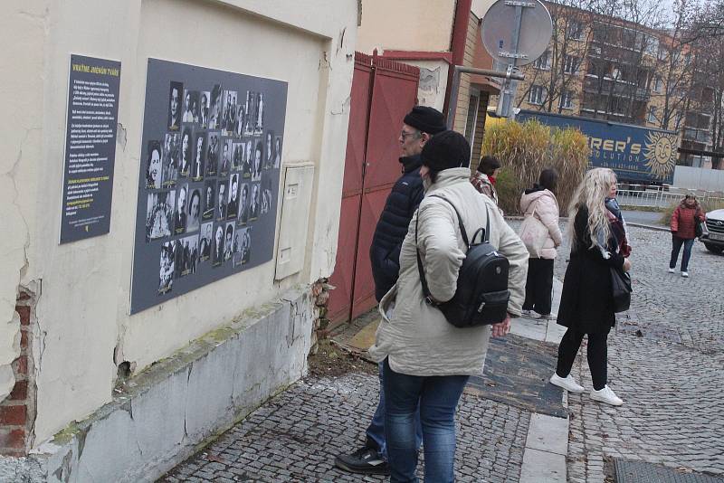 Setkání u pomníku obětem holocaustu v Klatovech k 10. výročí jeho odhalení.