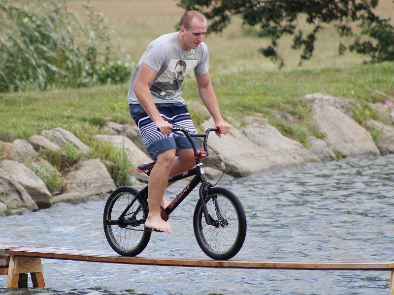 Ve Velkém Boru jezdili přes lávku