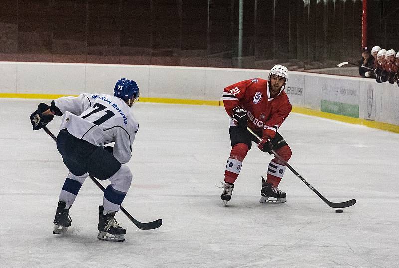 Hokejisté Klatov (v červeném) vyhráli v Táboře 6:4.
