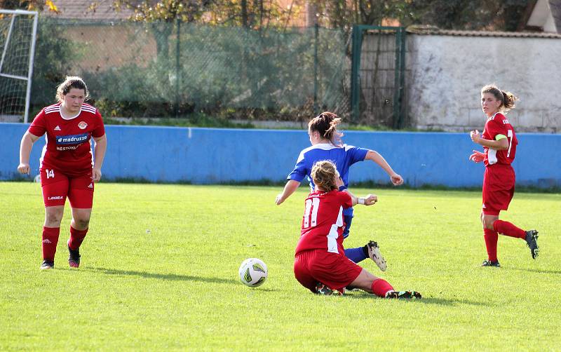 9. kolo divize žen, skupina C: SK Klatovy 1898 (na snímku fotbalistky v červených dresech) - TJ Jiskra Domažlice 1:1 (1:0).