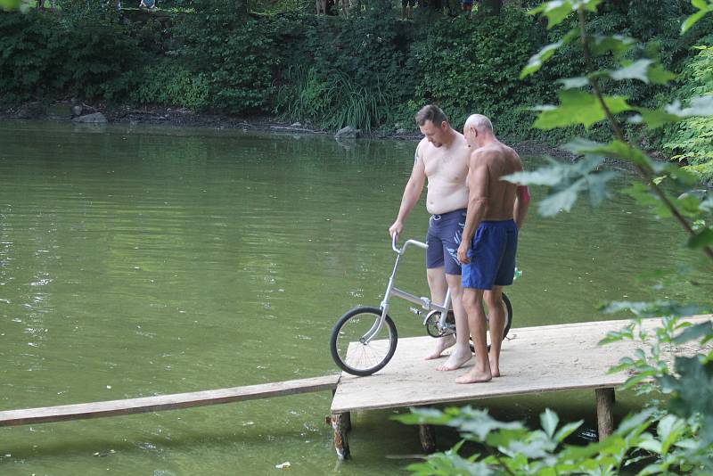 Na vítěze čekalo jízdní kolo a pro vítěze v kategorii v jízdě na trakaři bylo připraveno stavební kolečko.