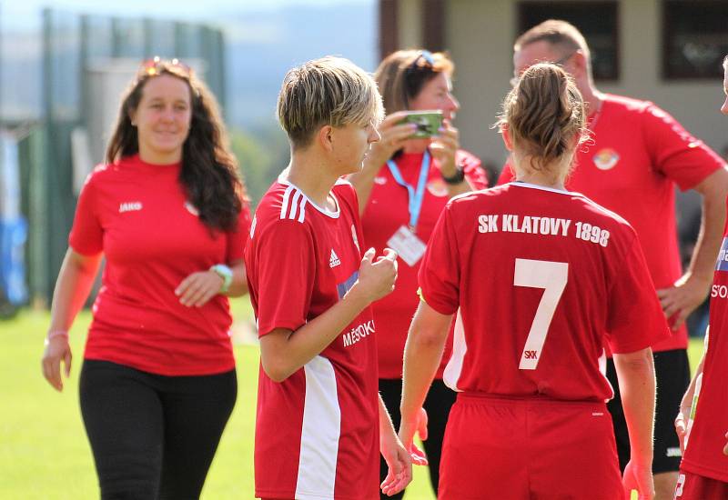 Na podzim fotbalistky SK Klatovy 1898 (červené dresy) porazily Borovany (modré dresy) 7:2. A uspěly i v nedělní odvetě, tentokrát 9:1.