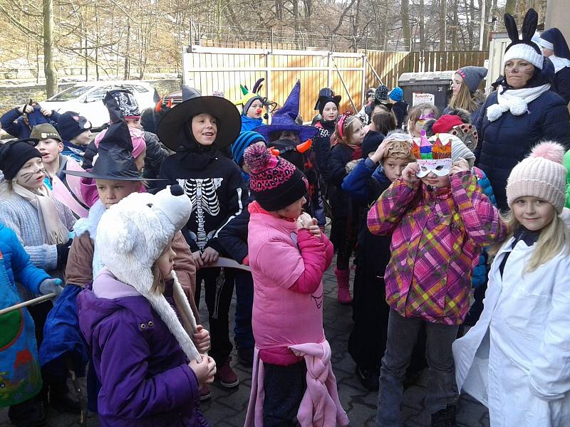 Družin ZŠ Sušice, Lerchova pořádala masopustní průvod.