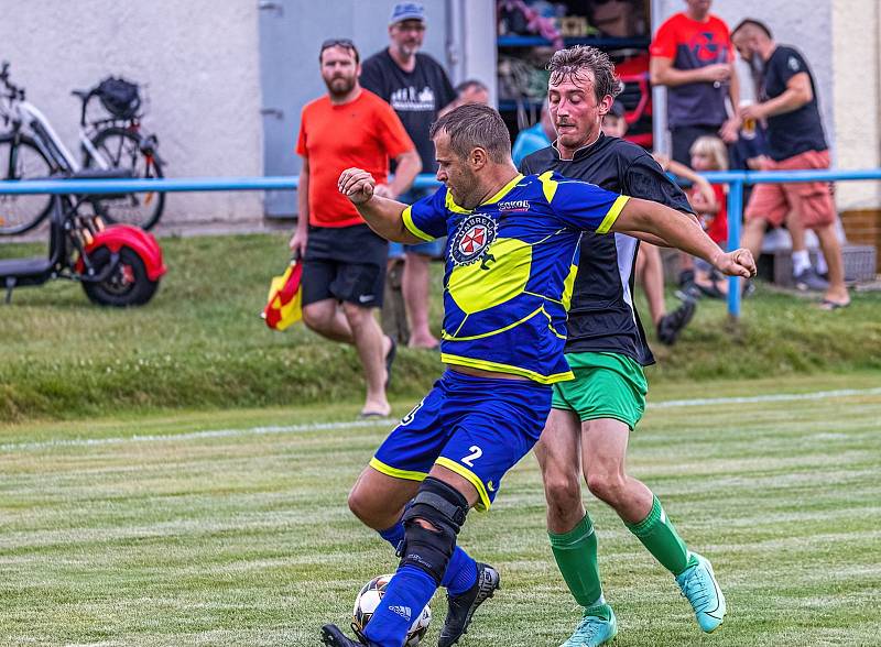 IV. třída, skupina A: SK Kovodružstvo Strážov B (černo-zelení) - Sokol Neznašovy (modré dresy) 1:3.