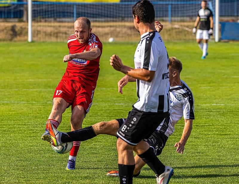 2. kolo divize A: SK Klatovy 1898 (červení) - SK Tochovice 2:1.