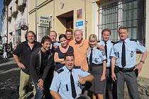 Režisér Jaroslav Soukup (uprostřed) pózuje se seriálovými policisty před skutečným policejním obvodním oddělením v Kašperských Horách.