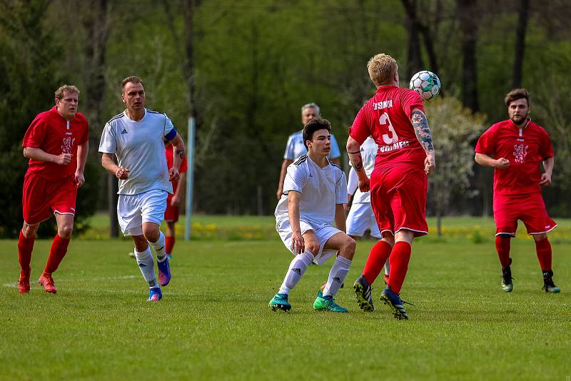 Fotbalisté TJ Žichovice (na archivním snímku hráči v bílých dresech) podlehli ve 24. kole III. okresní třídy TJ Sokol Běšiny 0:2.