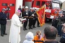 Při oslavách 135. výročí založení janovického SDH požehnal nové hasičské zbrojnici, autu a praporu plzeňský biskup František Radkovský