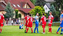 FOTBALISTÉ LUBŮ (hráči v červených dresech) sestoupili, ale  v Nýrsku (v modrém) urvali jedinou výhru venku. Foto: Aneta Kalivodová