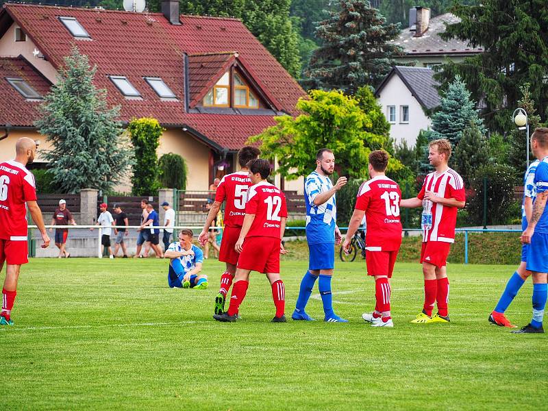 FOTBALISTÉ LUBŮ (hráči v červených dresech) sestoupili, ale  v Nýrsku (v modrém) urvali jedinou výhru venku. Foto: Aneta Kalivodová