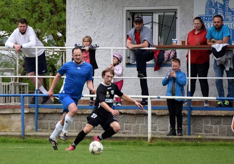 Fotbalisté TJ Měcholupy (na archivním snímku hráči v černých dresech) porazili ve 2. kola Poháru PKFS Baník Stříbro 4:0 a slaví postup do další fáze soutěže.