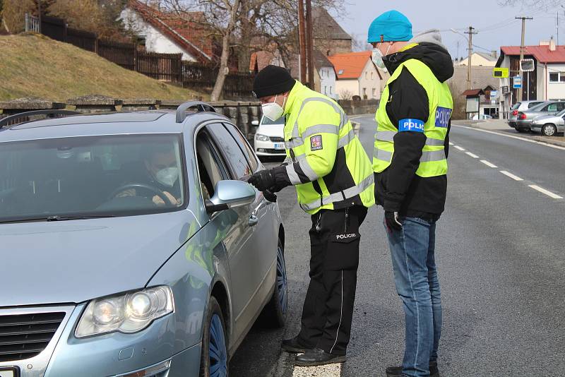 Policejní kontroly v Čachrově.