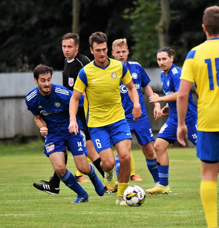 3. kolo FORTUNA divize A: SK Otava Katovice - SK SENCO Doubravka (na snímku fotbalisté ve žlutých dresech) 1:0 (0:0).