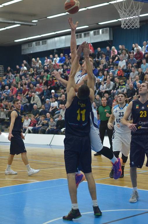 Z utkání BC Geosan Kolín - Opava (85:96).