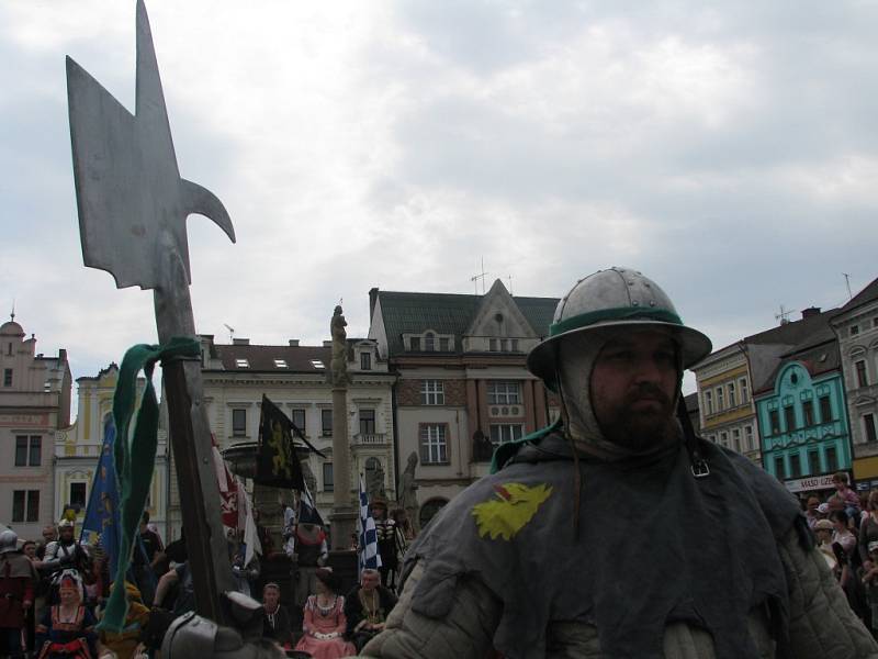 Průvod vyšel z jízdárny a na kolínském Karlově náměstí předvedli šermíři ukázku svého umění.