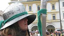 Průvod vyšel z jízdárny a na kolínském Karlově náměstí předvedli šermíři ukázku svého umění.