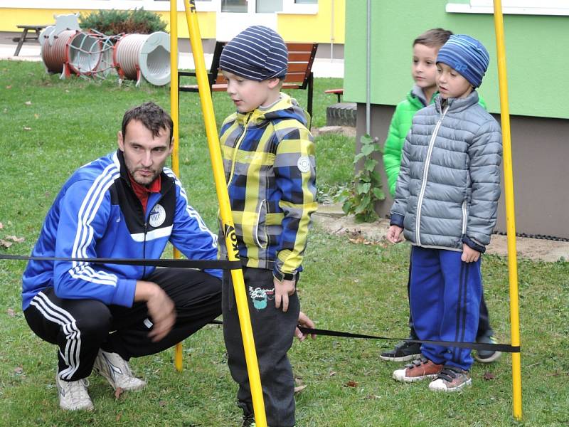 Fotbalisté přišli za dětmi do mateřinky ukázat trénink.