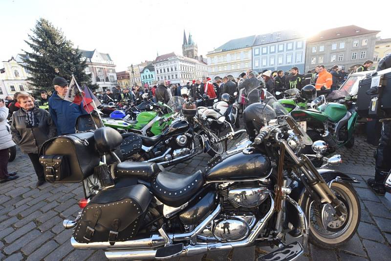 Již po osmnácté letos kolínští motorkáři říkající si Verbež kolínská uspořádali štědrovečerní vyjížďku s tradičním cílem u vánočního stromu na kolínském Karlově náměstí.